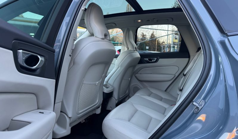 VOLVO XC60 B4 (d) automatico Plus Dark N1 pieno