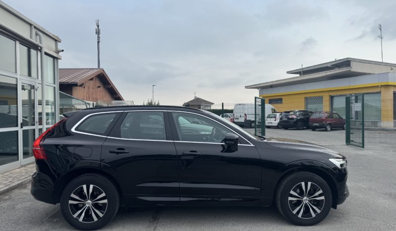 VOLVO XC60 B4 (d) AWD Geartronic Momentum pieno