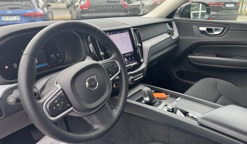 VOLVO XC60 B4 (d) AWD Geartronic Momentum pieno